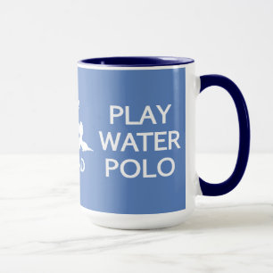 Aangepaste mok waterpologe houden en water afspele