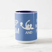 Aangepaste mok waterpologe houden en water afspele (Midden)