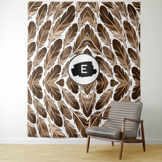 Aangepaste Monogram Boho Tapestry – Bruine Veren Wandkleed (In situ)