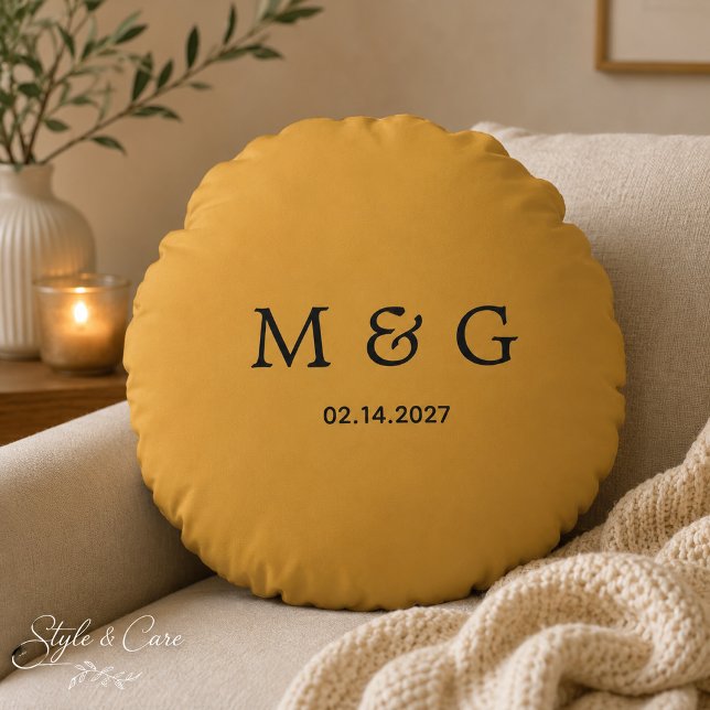 Aangepaste Monogram Datum Mosterdgeel Rond Kussen (Custom Monogram Date Mustard Yellow Round Pillow)
