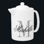 Aangepaste monogram elegant, middelgrote theepot<br><div class="desc">Aangepaste monogram elegante theepot op gemiddelde grootte met deksel. Chic gift idee voor vrienden en familie die graag thee drink. Stijlvol ontwerp voor scripttypografie. Ook geweldig voor de kantoor. Kleine grootte ook beschikbaar. Maten: 11 en 44 ounce.</div>