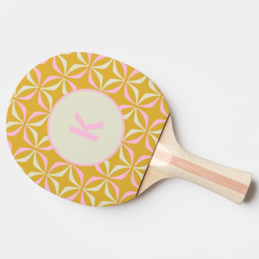 Aangepaste Monogram Geel Roze Geometrische Speelse Tafeltennisbatje (Zijkant)