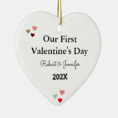 Aangepaste Monogram Gift "Onze Eerste Valentijns"  Keramisch Ornament (Rechts)