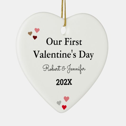 Aangepaste Monogram Gift "Onze Eerste Valentijns"  Keramisch Ornament (Rechts)