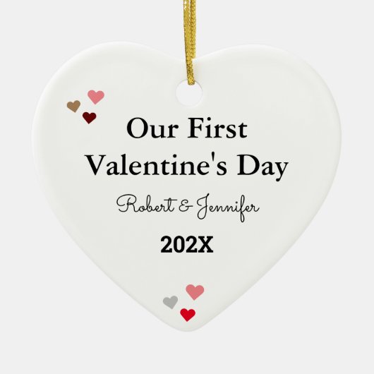 Aangepaste Monogram Gift "Onze Eerste Valentijns" Keramisch Ornament (Voorkant)