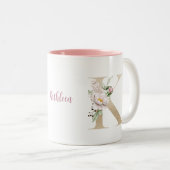 Aangepaste monogram Gold Letter K Roze Floral Tweekleurige Koffiemok (Voorkant rechts)