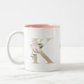 Aangepaste monogram Gold Letter K Roze Floral Tweekleurige Koffiemok (Links)