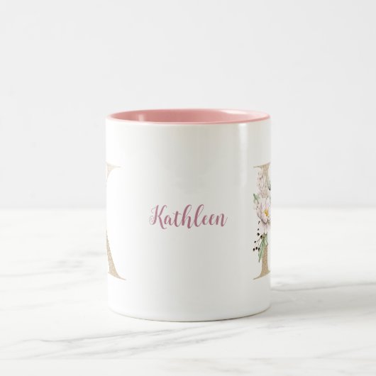 Aangepaste monogram Gold Letter K Roze Floral Tweekleurige Koffiemok (Center)