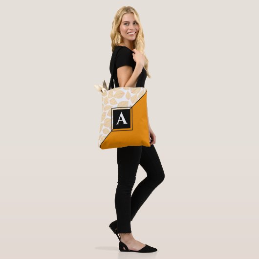 Aangepaste Monogram Goud Geel Blad Patroon Diagona Tote Bag (Op model)