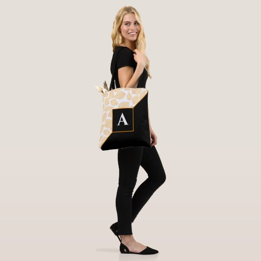 Aangepaste Monogram Goud Geel Blad Patroon Diagona Tote Bag (Op model)