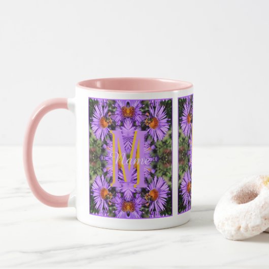 Aangepaste monogram initiaal naam honingbij aster mok (Met donut)
