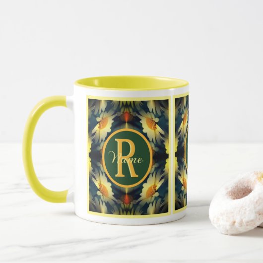Aangepaste monogram initiaal naam madelief bloem k mok (Met donut)