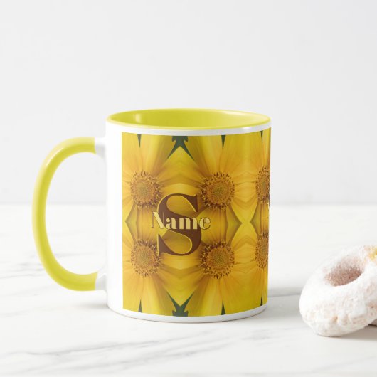 Aangepaste monogram initiaal naam madeliefje bloem mok (Met donut)