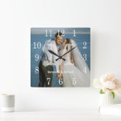 Aangepaste monogram koppel namen trouwfoto vierkante klok (Huis)