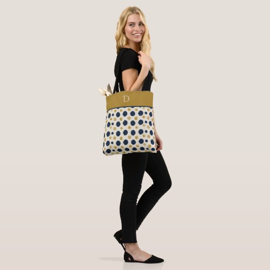 Aangepaste Monogram met Navy & Mustard Polka Dot Tote Bag (Op model)