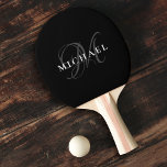 Aangepaste monogram naam Modern Sportkool Tafeltennisbatje<br><div class="desc">De foto van het monogram van de douane pingelt pongpeddel met jouw naam in wit,  initiaal in grijs op minimalistische zwarte achtergrond. Geweldig geschenk voor vader op Vaderdag!</div>