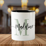 Aangepaste monogram Naam Moderne Manuscript Zwemme Tweekleurige Koffiemok<br><div class="desc">Elegante, moderne koffie-mok met uw eigen naam en monogram in een trendy handgeschreven script kalligrafie in een minimaal stoffelijk groenboek en zwart. Dit door typografie aangedreven design is een geweldig geschenk voor medewerkers, leerkrachten, touringcars, vriendinnen, vriendjes, vrouwen, dochters, of andere werk- of gezinsleden! Geweldig voor het kantoor of thuisdecor.. deze...</div>