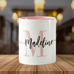 Aangepaste monogram Naam Moderne Manuscript Zwemme Tweekleurige Koffiemok<br><div class="desc">Elegante, moderne koffie-mok met uw eigen naam en monogram in een trendy handgeschreven script kalligrafie in een minimalistisch zwart-roze, roze en zwart, deze door typografie aangedreven design is een geweldig geschenk voor medewerkers, leerkrachten, touringcars, vriendinnen, vriendjes, vrouwen, dochters, of enig ander werk- of familielid! Geweldig voor het kantoor of thuisdecor.....</div>