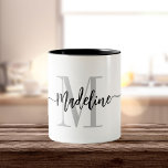 Aangepaste monogram Naam Moderne Manuscript Zwemme Tweekleurige Koffiemok<br><div class="desc">Elegante, moderne koffie-mok met uw eigen naam en monogram in een trendy handgeschreven script kalligrafie in minimalistisch grijs en zwart, dit door typografie aangedreven ontwerp maakt een geweldig cadeau voor medewerkers, leerkrachten, trainers, vriendinnen, vriendjes, vrouwen, dochters, of andere werk- of gezinsleden! Geweldig voor het kantoor of thuisdecor.. deze mok maakt...</div>
