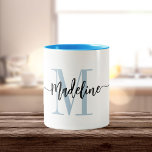 Aangepaste monogram Naam Moderne Manuscript Zwemme Tweekleurige Koffiemok<br><div class="desc">Elegante, moderne koffie-mok met uw eigen naam en monogram in een trendy handgeschreven script kalligrafie in minimalistisch lichtblauw en zwart, dit door typografie aangedreven ontwerp maakt een geweldig cadeau voor medewerkers, leerkrachten, trainers, vriendinnen, vriendjes, vrouwen, dochters, of andere werk- of gezinsleden! Geweldig voor het kantoor of thuisdecor.. deze mok maakt...</div>
