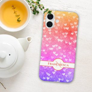 Aangepaste monogram naam Rainbow Heart Bokeh Art iPhone 16 Plus Hoesje