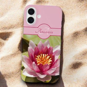 Aangepaste monogram Naam Roze Water Lily Foto iPhone 16 Plus Hoesje