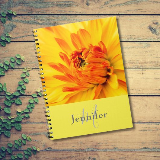 Aangepaste Monogram Naam Sinaasappel Geel Dahlia Notitieboek