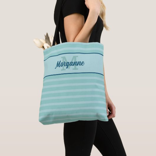 Aangepaste monogram naam turquoise streep patroon tote bag (Dichtbij)