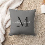 Aangepaste monogram Names Wedding Kussen<br><div class="desc">Chic monogrammed keepaardkussen met uw namen en monogram in witte elegante handgeschreven manuscriptkalligrafie en zwarte moderne typografie op een donkergrijze achtergrond. Voeg gewoon uw namen en monogram toe. Exclusief voor u ontworpen door Happy Dolphin Studio. Neem contact met ons op via onze winkelchat als je hulp of overeenkomende producten nodig...</div>
