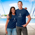 Aangepaste monogram Nautical Boat Anchor T-shirt<br><div class="desc">Een stijlvol nautisch ontwerp met een bootanker en touw,  gepersonaliseerde monogram initialen en stijlvolle marineblauw en witte strepen. Ontworpen door: Thisnotme©</div>