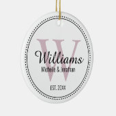 Aangepaste monogram Pas getrouwd Blush roze Keramisch Ornament (Rechts)