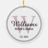 Aangepaste monogram Pas getrouwd Blush roze Keramisch Ornament (Achterkant)