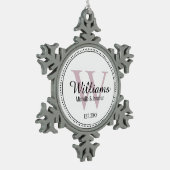 Aangepaste monogram Pas getrouwd Blush roze Tin Sneeuwvlok Ornament (Links)