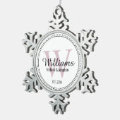 Aangepaste monogram Pas getrouwd Blush roze Tin Sneeuwvlok Ornament (Rechts)