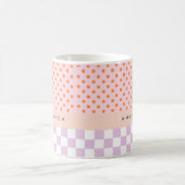 Aangepaste Monogram Pastel Polka Dot Lila Check Ca Koffiemok (Center)