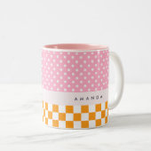 Aangepaste Monogram Roze Sinaasappel Polka Dot Che Tweekleurige Koffiemok (Voorkant rechts)