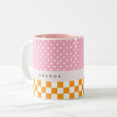 Aangepaste Monogram Roze Sinaasappel Polka Dot Che Tweekleurige Koffiemok (Voorkant links)