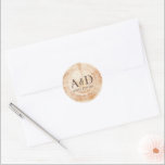 Aangepaste monogram Rustic Wedding Wood Slice Ronde Sticker<br><div class="desc">Laat uw huwelijksuitnodigingen en geschenken opvallen met onze Custom Monogram Rustic Wedding Wood Slice Classic ronde Sticker. Deze veelzijdige sticker stelt u in staat om een gepersonaliseerde touch toe te voegen aan uw huwelijksbriefjes en geschenken, waardoor een samenhangende en charmante esthetiek ontstaat. Met zijn unieke houten boomschijfachtergrond straalt deze sticker...</div>