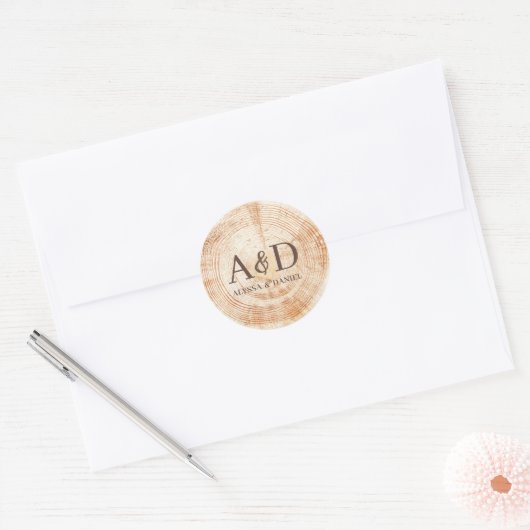 Aangepaste monogram Rustic Wedding Wood Slice Ronde Sticker (Envelop)