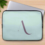 Aangepaste Monogram Script Initiaal Soft Blue & Pa Laptop Sleeve<br><div class="desc">Deze laptophoes in een zachte blauwe en paarse tint toont een modern design met een monogram in een scriptlettertype en voegt een eigentijdse touch toe aan uw toestel. De stijlvolle vormgeving combineert zowel verfijning als bescherming voor uw laptop. Omarm een trendy en gepersonaliseerde accessoire met dit sleeve, waarbij moderne esthetiek...</div>