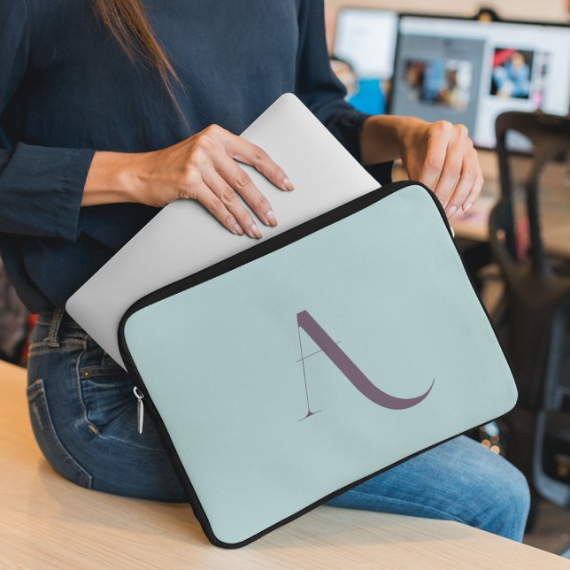 Aangepaste Monogram Script Initiaal Soft Blue & Pa Laptop Sleeve (Creator heeft geüpload)