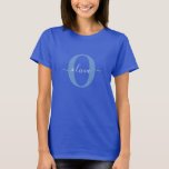 Aangepaste monogram scriptnaam Blauw Wit T-shirt<br><div class="desc">Dit elegante monogram en het stijlvolle ontwerp van de manuscriptnaam kunnen als gift voor een verjaardag, een bruiloft, een vrijgezellenfeest, een verjaardag, een Moederdag of om het even welke gelegenheid worden gegeven. Het kan gepersonaliseerd worden met het initiaal en de naam van de persoon. U kunt het lettertype, de lettertypekleur,...</div>