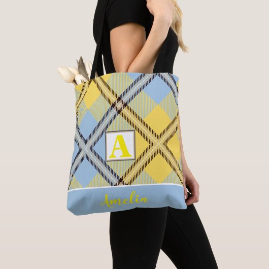 Aangepaste monogram scriptnaam Chic Blue Tartan Tote Bag (Dichtbij)