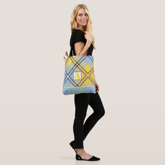 Aangepaste monogram scriptnaam Chic Blue Tartan Tote Bag (Op model)