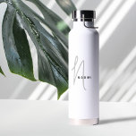 Aangepaste monogram scriptnaam Stijlvol Waterfles<br><div class="desc">Elegant Chic Water Bottle. Een eenvoudig en modern design in zwart-wit kleur met handgeschreven kalligrafie voor een professionele en coole look. Creëer je eigen gepersonaliseerde,  ecofriendele cadeautjes. Om het even welke doopvont,  om het even welke kleur,  geen minimum.</div>