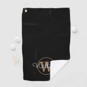 Aangepaste monogram scriptnaam zwart en goud golfhanddoek (Insitu)