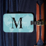 Aangepaste monogram wereldreiziger Aqua Blue Map Bagagelabel<br><div class="desc">Reis de wereld in stijl! Dit elegante en moderne bagagelabel is voorzien van een aqua green/blue map van de wereldachtergrond met zwart-wit aangepast monogram dat kan worden gepersonaliseerd met uw voornaam of achternaam en initiaal letter.</div>