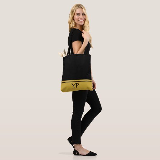 Aangepaste monogram zwart en goud tote bag (Op model)