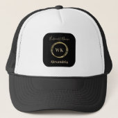 Aangepaste Monogram Zwart Goud Werknemersnaam Trucker Pet (Voorkant)