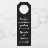 Aangepaste monogram zwart krijtbord bruiloft parti flessenhanger (Voorkant)